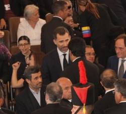 Don Felipe saluda al vicepresidente de Venezuela, Nicolás Maduro durante el funeral del presidente venezolano, Hugo Chávez